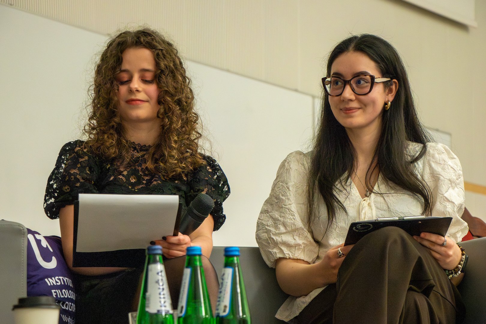 studentki prowadzące rozmowę z aktorem