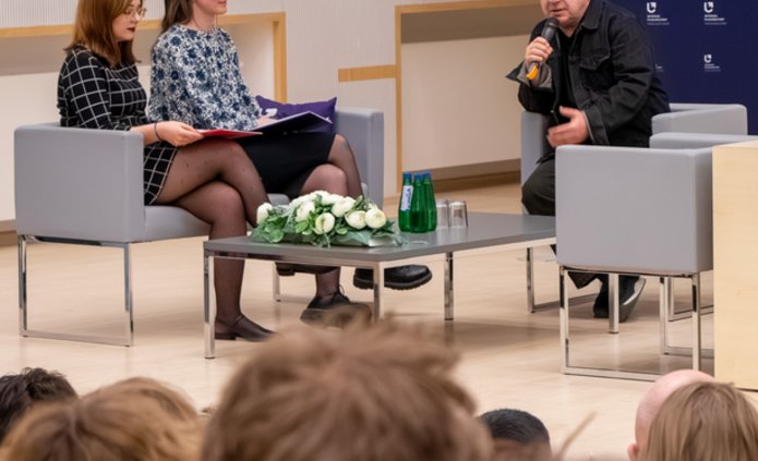 Zbigniew Zamachowski z prowadzącymi rozmowę