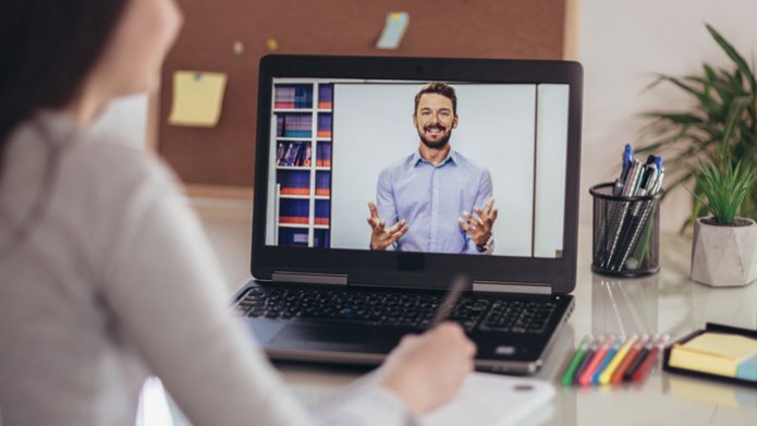 dziewczyna przed komputerem