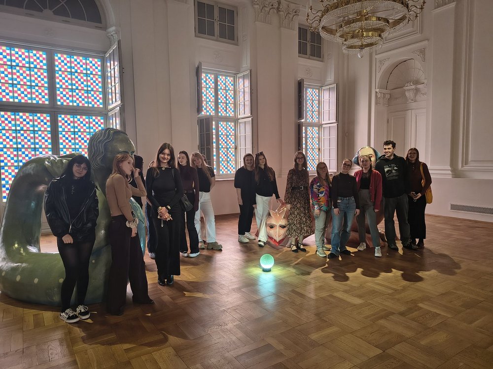 Studenci oglądają wystawę