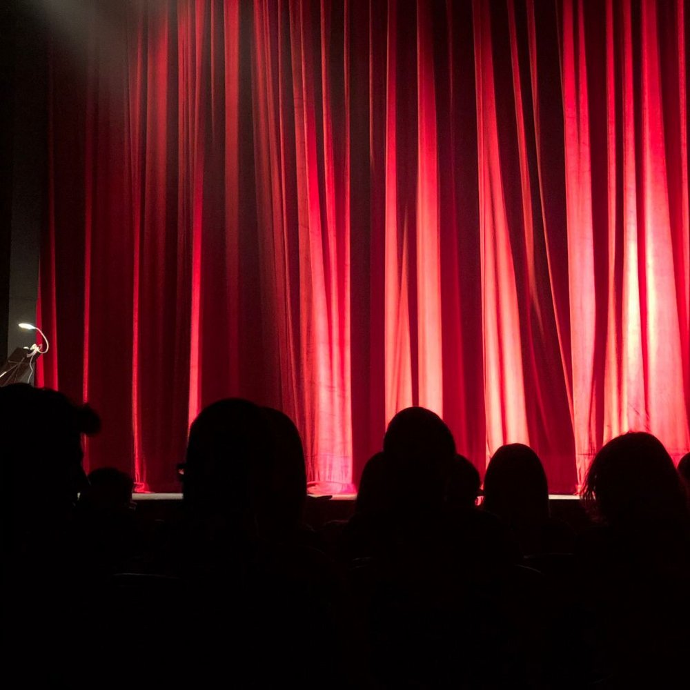 czerwona kotara artystyczne