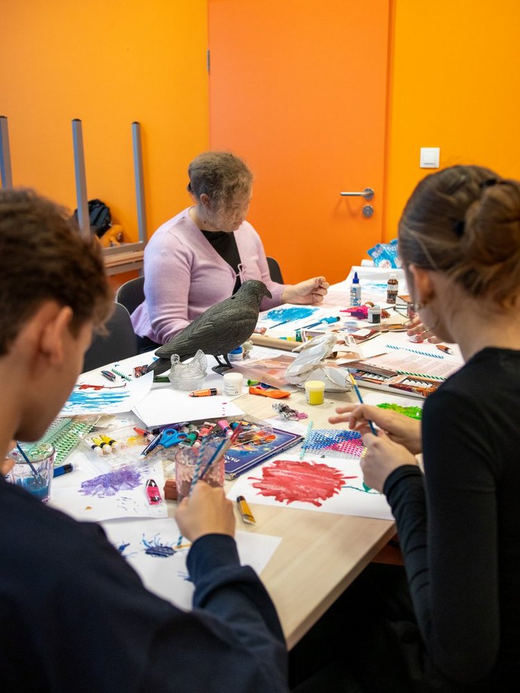 uczniowie w sali warsztatowej