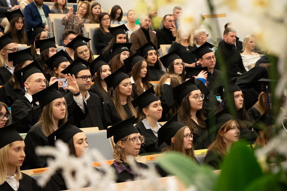 Absolwenci podczas wydarzenia