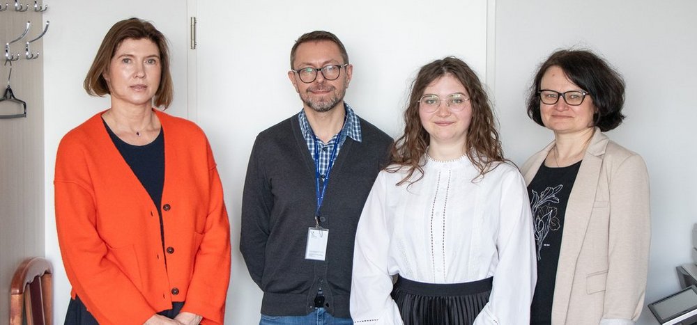 Absolwentka z członkami komisji egzaminacyjnej