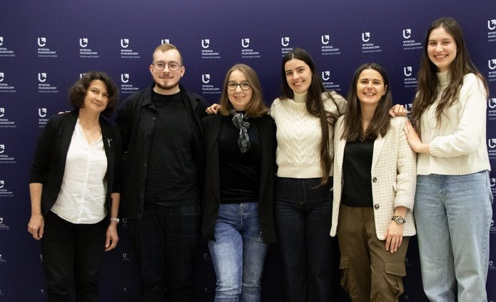 zdjęcie całej grupy projektowej na tle wydziałowej ścianki