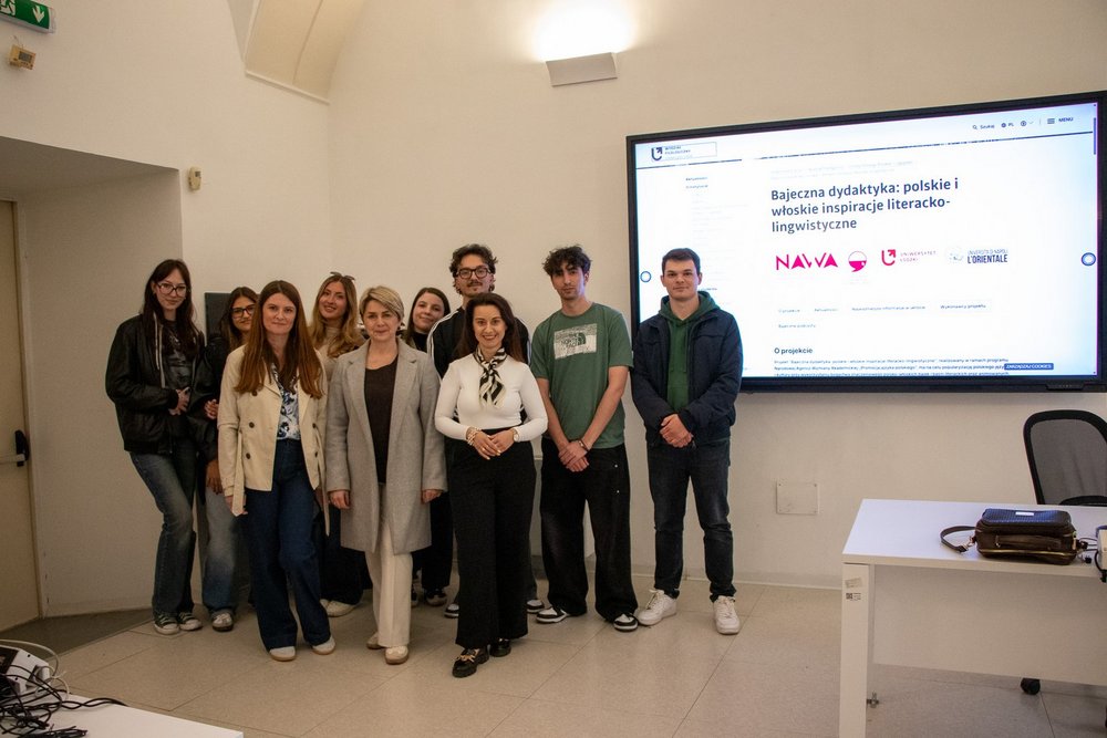 grupowe zdjęcie uczetsników escape roomu